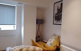 Whole Apartment 5 Mins To East Croydon & Concierge